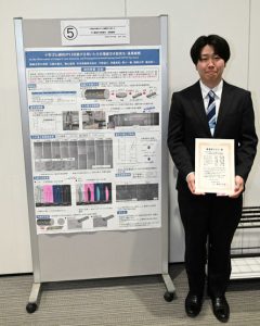 鈴木 貴大さん、横山 諒亮さん (工学専攻/菊池研究室)、菊池 将一准教授(カーボンサイクル研究コア)が日本ばね学会で「最優秀ポスター賞」を受賞