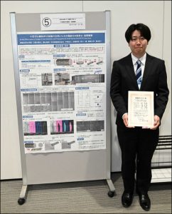 鈴木 貴大さん、横山 諒亮さん (工学専攻/菊池研究室)、菊池 将一准教授(カーボンサイクル研究コア)が日本ばね学会で「最優秀ポスター賞」を受賞